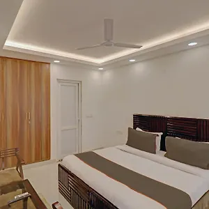 Collection O Spot Light Near Tughlakabad Station Metro Station Hotel